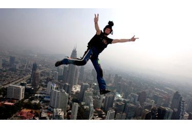 Le base-jumper Deane Smith se jette du haut des tours de Kuala Lumpur, la capitale de la Malaisie.
