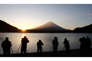 ... porte bien son nom sur cette photo, où des superstitieux photographient le lever du jour derrière le mont Fuji, la plus haute montage du Japon. Il est considéré comme sacré et porte-bonheur, spécialement au jour de l'an.