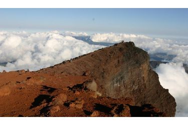 Le piton des Neiges est le point culminant de l’île de la Réunion (plus de 3 000 mètres). Le piton des Neiges est rattaché aux cirques de Mafate (au nord-ouest), de Salazie (au nord-est) et Cilaos (au sud). Des effondrements importants du massif du Piton des Neiges accompagnés d’une puissante érosion sont à l’origine des formations de ces cirques. Le piton des Neiges est inactif.