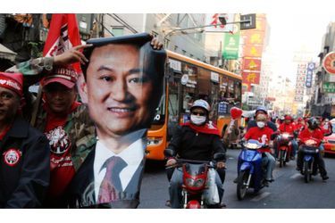    Plusieurs milliers de militants de l&#039;opposition, connus sous le nom de &quot;chemises rouges&quot;, ont envahi samedi les rues de Bangkok pour tenter de rallier la population de la capitale thaïlandaise à leur mouvement antigouvernemental. Ces partisans de l&#039;ancien chef du gouvernement Thaksin Shinawatra manifestent depuis une semaine pour obtenir la dissolution du parlement et des législatives anticipées, mais leur mouvement semble peu à peu s&#039;essouffler. La procession devait s&#039;achever en fin de journée au terme d&#039;un parcours de 46 km, selon les organisateurs.Une réunion entre les manifestants et le gouvernement est prévue lundi. 