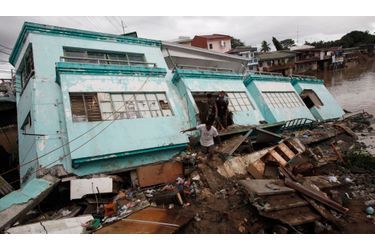 Au moins 140 personnes ont péri aux Philippines, après le passage dévastateur de la tempête tropicale Ketsana. Manille, la capitale, est toujours sous les eaux. 