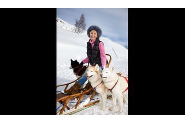 Une star qui a du chien ! Marie-Anne Chazel, membre du jury. La célèbre Bronzée a préféré le traîneau aux skis pour se rendre aux projections.