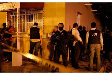 Dix-sept patients d&#039;un centre de traitement de la toxicomanie ont été exécutés mercredi soir par une dizaine d&#039;hommes cagoulés qui ont fait irruption dans une clinique de Ciudad Juarez, ville mexicaine proche de la frontière des Etats-Unis. Les agresseurs ont pénétré à l&#039;intérieur de l&#039;établissement spécialisé dans le traitement des dépendances à la drogue et à l&#039;alcool et ont aligné les patients dans un couloir avant de les abattre, ont précisé l&#039;armée et le journal El Diario. &quot;Des hommes armés ont ouvert le feu sur une vingtaine de personnes, tuant 17 d&#039;entre elles et en blessant trois autres&quot;, a indiqué Enrique Torres, porte-parole de l&#039;armée.