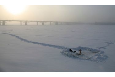 Comme le veut la tradition pour l'Epiphanie orthodoxe, le croyant doit se baigner dans l'eau glacé, ici dans l'Ob à Novossibirsk en Sibérie.