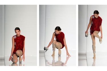 Scène insolite lors de la Fashion Week à Milan. Un jeune mannequin a chuté lors d&#039;un défilé, avant de se rétablir avec le sourire.
