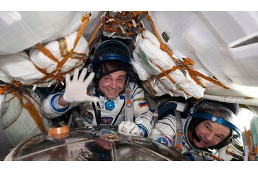 Une navette spatiale Soyouz a atterri jeudi au Kazakhstan avec à son bord un astronaute américain, Jeff Williams, et un cosmonaute russe, Maxim Souraev, de retour d&#039;une mission à bord de la Station spatiale internationale (ISS). &quot;L&#039;équipage est en bonne santé. Ils ont dit qu&#039;ils étaient de bonne humeur&quot;, a déclaré à Reuters un responsable de la mission spatiale russe. La capsule Soyouz TMA-16 a atterri comme prévu dans les steppes proches de la ville d&#039;Arkalyk, dans le nord du pays, après un voyage de trois heures et demie vers la Terre. Trois hommes restent encore à bord de l&#039;ISS: l&#039;Américain Timothy Creamer, le Japonais Soichi Noguchi et le Russe Oleg Kotov. Trois autres, un Américain et deux Russes, doivent les rejoindre le 4 avril à bord d&#039;un vaisseau russe, la Nasa ayant suspendu jusqu&#039;à la fin de l&#039;année ses vols de navettes habitées.