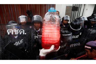 Les &quot;chemises rouges&quot; qui manifestent depuis le week-end afin d&#039;obetnir la dissolution du parlement thaïlandais se sont dirigées mercredi vers le domicile du Premier ministre Abhisit Vejjajiva. Ce dernier refusait d&#039;organiser des élections anticipées, réclamées par des centaines de milliers de manifestants ce week end. Ils ont fait éclater des poches de sang récoltées ces jours derniers.