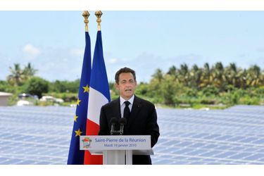 Nicolas Sarkozy a appelé mardi La Réunion à "voir plus haut" à l’occasion de la mise en service de la ferme photovoltaïque de Pierrefonds (sud de l'île) dans le cadre d'un projet qui doit permettre, selon lui, à l’île de "montrer le chemin" à "la France" et "au reste du monde" en matière d'énergies renouvelables.