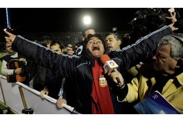 Diego Maradona, le selectionneur argentin, tout simplement heureux après la victoire de l'albiceleste sur l'Uruguay, qui permert à l'équipe de se qualifier directement, mais à l'arrachée, pour la coupe du monde 2010.