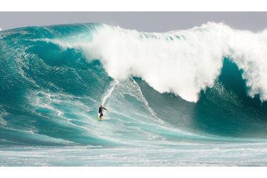 L&#039;Australien Mark Visser surfe une vague de 11 mètres de haut près de la ville de Gracetown (Australie)