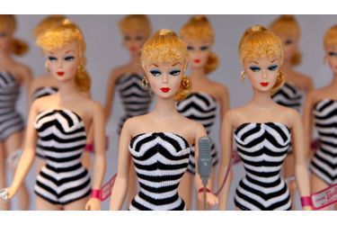 La plus célèbre poupée du monde, Barbie, fête ses 50 ans ce lundi. Aujourd&#039;hui il s&#039;en vend deux par seconde dans le monde, selon le site du musée de la maison des poupées de Bâle.