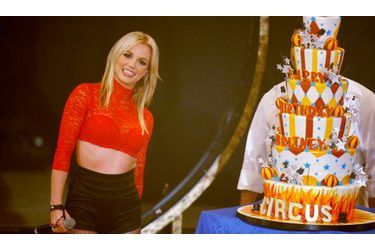 Britney Spears est bien de retour. Malgré l’inquiétude de sa famille, la chanteuse a assuré le show hier soir à la Nouvelle-Orléans, pour la première date de son Circus Tour. Comme annoncé, Britney Spears a fait les choses en grand. Magie, costumes variés et soignés, et bien sûr chorégraphies sophistiquées, le spectacle était digne de ce nom. Comme prévu également, Britney Spears était accompagnée de ses fils, Sean Preston et Jayden James. Elle s’était battue pour avoir ce droit.