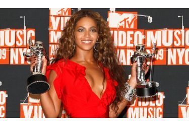 Dimanche soir, la chanteuse de R&#039;n&#039;B Beyoncé Knowles a remporté le prix de meilleur vidéo clip de l&#039;année et celui de meilleur chorégraphie 2009 pour son titre Single Ladies, à l&#039;occasion de la cérémonie des MTV Awards qui s&#039;est déroulée à New York. 