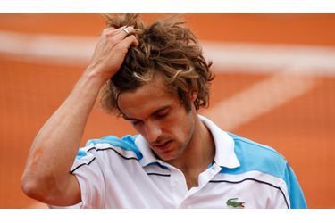 D&#039;après le site Internet de RMC, Mathieu Montcourt est décédé la nuit dernière d&#039;une embolie pulmonaire. Âgé de 24 ans, le jeune français avait débuté sa carrière professionnelle en 2002. Le Parisien, éliminé au 2e tour de Roland-Garros cette année, occupait la 119e place mondiale au classement ATP publié ce lundi.