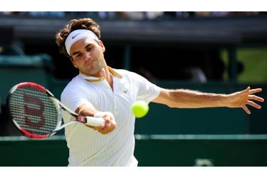 Sans trembler, Roger Federer s&#039;est qualifié pour la finale du tournoi de Wimbledon en dominant Tommy Haas en trois sets (7-6, 7-5, 6-3).