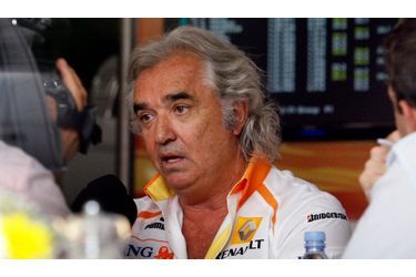 Renault a écarté le patron de son écurie de F1, Flavio Briatore, et reconnu que celle-ci avait triché lors du Grand Prix de Singapour en 2008. La sortie de piste de Nelson Piquet Jr lors du GP de Singapour avait entraîné l&#039;intervention de la voiture de sécurité alors que Fernando Alonso venait de passer aux stands pour effectuer un ravitaillement. Le conseil mondial de la FIA peut imposer à Renault des sanctions allant jusqu&#039;à l&#039;exclusion définitive de la Formule 1.
