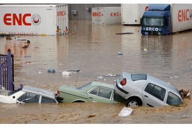 Quatorze personnes au moins ont trouvé la mort en deux jours dans des inondations qui ont submergé la rive européenne d&#039;Istanbul et sa banlieue, à la suite de fortes pluies dans le nord-ouest de la Turquie. Le gouverneur de la ville a fait état de 16 morts, mais l&#039;Agence de presse anatolienne, qui cite les secouristes, en signale deux de moins. Les corps de sept femmes qui se rendaient à leur travail à bord d&#039;un minibus ont notamment été découverts à Bagcilar, dans un faubourg populaire de la mégapole.