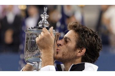 A 20 ans, Juan Martin Del Potro s&#039;est adjugé, lundi à New York, son premier titre du Grand Chelem en prenant le meilleur sur Roger Federer en finale de l&#039;US Open. L&#039;Argentin, pour sa première à ce stade de la compétition dans un Majeur, a disposé du quintuple tenant du titre en cinq manches (3-6, 7-6, 4-6, 7-6, 6-2) après 4h06 d&#039;une terrible bataille. Federer n&#039;avait plus perdu à Flushing Meadows depuis 2003, Del Potro ne l&#039;avait jamais battu lors de leurs six précédentes confrontations.