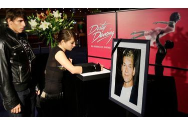 A l&#039;annonce de la mort de Patrick Swayze, lundi soir, ses fans ont tenu à lui rendre hommage et adresser des messages de soutien à sa famille, au Broadway Theatre. 