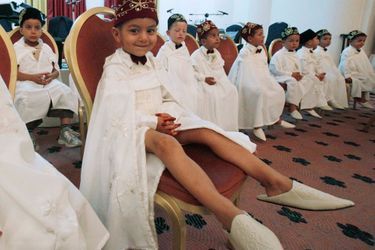 Des petits garçons dans le vêtement traditionnel suivent une cérémonie un jour avant un rituel de circoncision.