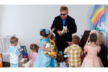 Le chanteur britannique Elton John s’est vu refuser sa demande d’adoption en Ukraine. «Il a volé mon cœur». C’est par ses mots qu’Elton John a décrit l’émotion qu’il a ressenti en voyant pour la première fois Lev, 14 mois, lors de la visite d’un orphelinat en Ukraine. Un choc qui avait poussé le chanteur de 62 ans a entreprendre les démarches administratives afin de pouvoir adopter l’enfant.