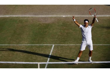 Au terme d&#039;un combat épique de plus de quatre heures, livré face à un Andy Roddick tenace, Roger Federer est devenu, en gagnant à Wimbledon dimanche, le premier joueur de l&#039;histoire du tennis à remporter 15 titres du Grand Chelem. Le Suisse dépasse ainsi Pete Sampras, présent dans les tribunes de Wimbledon. Roger Federer a remporté ses sixième Internationaux de Grande-Bretagne en réussissant son seul break du match dans le dernier jeu pour l&#039;emporter 16-14 au cinquième set (5-7, 7-6, 7-6, 3-6, 16-14).&quot;Ça a été un match de dingue avec une fin exceptionnelle. C&#039;est un moment incroyable dans ma carrière, un sentiment incroyable. Ce n&#039;est pas le genre d&#039;objectif que l&#039;on se fixe quand on est gamin de gagner autant de titres en Majeur mais c&#039;est super. Mais ça ne veut pas dire que je vais prendre ma retraite. J&#039;ai encore envie de jouer&quot;, a déclaré le natif de Bâle, à nouveau numéro 1 mondial. Pour longtemps...