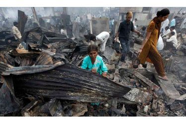 Un incendie qui s’est déclaré vendredi dans le bidonville de Garib Bagar, dans le quartier de Bandra, à Mumbai en Inde, a fait 21 blessés et 2 000 sans-abris. Ce bidonville pauvre et surpeuplé est connu pour être le lieu de résidence de la jeune star de Slumdog Millionaire, Rubina Ali. La petite fille de 12 ans a raconté dimanche à CNN qu’elle était en train de regarder la télé vendredi quand elle a entendu des voisins crier &quot;au feu ! au feu !&quot;. &quot;Il y avait du feu partout, il y avait tant de chaos, ma maison a été complètement brûlée, le bidonville entier a été brûlé&quot;, a-t-elle déclaré. L’actrice en herbe a précisé que tous ses prix reçus pour son rôle, ses photos et autres souvenirs avaient été anéantis par les flammes. &quot;Mes souvenirs ont disparu&quot;, a-t-elle dit avec tristesse.