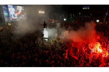 Une victoire de Barcelone, c’est aussi la victoire de tout un peuple. Le peuple catalan, fier de sa culture et de son indépendance. Sur la place de Catalogne, des milliers de supporters sont venus regarder le match, retransmis sur écran géant, et se sont réjouis de cette belle victoire. 