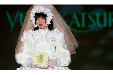 Le couturier nippon Yumi Katsura a présenté hier sa nouvelle collection de vêtements portés par des robots à Osaka (Japon), notamment le robot &quot;Miim&quot; vêtu d&#039;une robe de mariée.