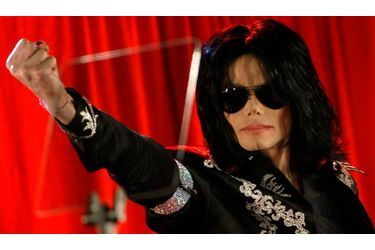 Michael Jackson est de retour. Le Roi de la pop a annoncé face à 20000 personnes en délire son grand retour sur scène. Le show &quot;This is it&quot;, une dizaine de concerts à l’O2 Arena de Londres, aura lieu en juillet. Et face à ses fans, &quot;Jacko&quot; semblait être assez en forme pour remonter sur son trône.