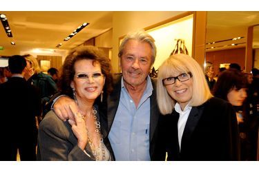  Entouré de Claudia Cardinale et de Mireille Darc, Alain Delon, qui va tourner l’histoire du gang des Lyonnais dirigée par Olivier Marchal, est un homme heureux. 