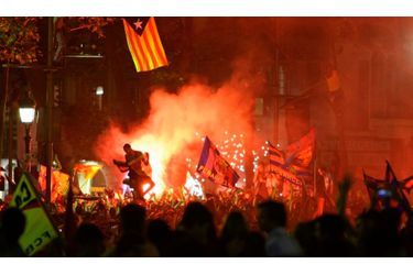  Au coup de sifflet final, c’est l’explosion de joie. Dans une ambiance survoltée, les supporters barcelonais fêtent leur victoire avec passion. 