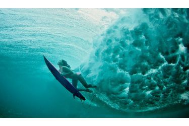 De Tahiti à l’Alaska, la surfeuse brésilienne n’a pas froid aux yeux et dévale des monstres que 99 % des hommes n’affronteront jamais.