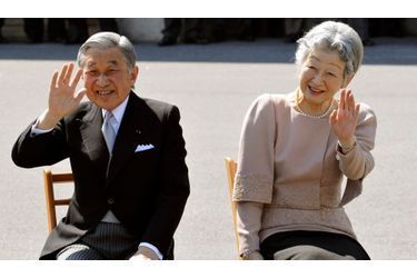 L&#039;empereur Akihito et l&#039;impératrice Michiko fêtent vendredi leurs 50 ans de mariage. Cette fête suscite une vague de nostalgie dans les médias japonais, qui reviennent sur les premiers temps de ce mariage, quand la jeune impératrice était une icône de mode et le symbole d&#039;un Japon nouveau, tourné vers l&#039;avenir. Michiko était en effet la première roturière à épouser un membre de la famille impériale, en 1959. La cérémonie avait d&#039;ailleurs été suivie par des millions de téléspectateurs, bon nombre de familles japonaises s&#039;étant même offert un téléviseur spécialement pour l&#039;occasion.