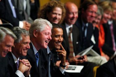 Le président américain Barack Obama rit avec l&#039;ancien président Bill Clinton pendant une cérémonie commémorative à New York.
