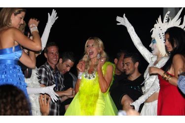 Paris Hilton n&#039;a aps eu le temps de chômer ce week-end. Après avoir fait la fête à Beyrouth (photo) -la capitale libanaise est aussi en train de devenir capitale de la fête et de tous les excès au Moyen-Orient-, la jet-setteuse n&#039;aurait manqué pour rien au monde le festival de Venise, où elle a fait une apparition remarquée au bras de DougReinhardt.