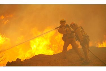 "Ces incendies sont toujours totalement hors de contrôle", a déclaré le gouverneur Arnold Schwarzenegger devant la presse. "Il s'agit d'un gigantesque et très dangereux incendie. Les flammes s'approchent des habitations et des bâtiments".