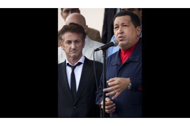  Sean Penn a rencontré le président vénézuélien Hugo Chavez à Caracas. L’acteur est venu remercier le président pour son implication dans son association pour Haïti et son aide dans la distribution des médicaments.