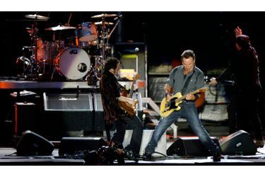 Bruce Springsteen a triomphé hier soir aux Vieilles Charrues, en ouvrant la 18e édition du festival finistérien, allant même jusqu&#039;à prononcer quelques mots en français... et en breton ! Le Boss et son E Street Band ont interprété Badlands, Tenth Avenue Freeze-Out, ou encore Born To Run.