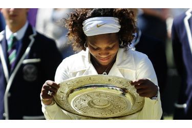 Serena Williams a remporté le tournoi de Wimbledon, samedi après-midi, en dominant en finale sa soeur Venus (7-6, 6-2). Double tenante du trophée majeur londonien, l&#039;aînée des soeurs Williams cède ainsi son bien à sa cadette, victorieuse pour la troisième fois de sa carrière au All England Club. Désormais créditée de 11 succès en Grand Chelem, Serena Williams restera néanmoins deuxième mondiale, lundi, derrière Dinara Safina.