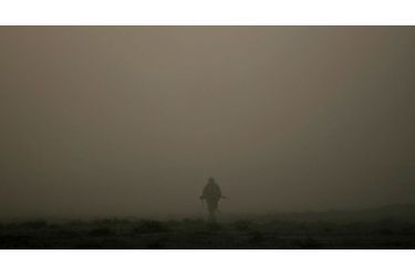 Un soldat canadien isolé au milieu d&#039;un nuage de poussière lors d&#039;une opération dans la province de Kandahar en Afghanistan