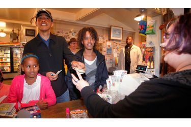 En bon père de famille, Barack Obama a emmené ses filles faire quelques courses...