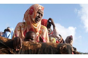 Une femme somalienne ici présente devant un point de distribution de nourriture dans la capitale Mogadiscio.