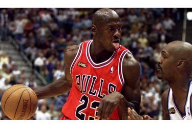 Michael Jordan, considéré comme le plus grand basketteur de tous les temps, est entré vendredi au Hall of Fame du basket, le panthéon de ce sport. &quot;Ne cherchez pas le prochain Michael Jordan - il n&#039;y aura pas d&#039;autre Michael Jordan&quot;, a dit l&#039;ancienne vedette des Chicago Bulls. Michael Jordan a remporté six titres de champion NBA avec les Bulls, avant de finir sa carrière aux Washington Wizards. Il est actuellement directeur sportif des Charlotte Bobcats.