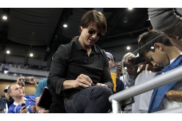 Fan de football américain, Tom Cruise a assisté à la rencontre entre les Detroit Lions et les Washington Redskins. Il en a profité pour signer quelques autographes.