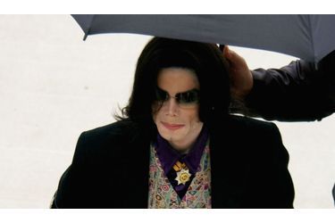 <br />
Selon le LA Times, Michael Jackson vient de mourir d'une attaque cardiaque. Il était âgé de 50 ans. Le chanteur aurait été victime d'un arrêt cardiaque à son domicile de Holmby Hills. Les secouristes auraient été dans l'impossibilité de le ranimer. Selon le site TMZ citant une source anonyme, le chanteur était déjà décédé quand les secours sont arrivés. Un peu plus tôt son père avait déclaré qu'il "n'allait pas bien".Sa sœur LaToya est sur place à l'UCLA Hospital. Michael Jackson laisse trois enfants, Michael Joseph Jackson, Jr., Paris Michael Katherine Jackson et Prince "Blanket" Michael Jackson II. Pendant sa carrière musicale, le chanteur avait été treize fois n°1 des charts américains.