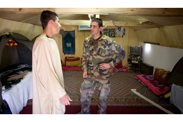 Dorian : «Je trouve les Afghans très chaleureux. Ils m’ont invité plusieurs fois à prendre le thé.» [Ici, avec l'interprète afghan.]