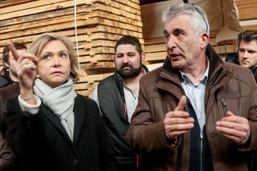 Valérie Pécresse avec des acteurs de la filière bois, à Champs-le-Duc (Grand Est), le 6 mars 2022. 