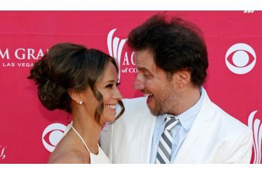 Jennifer Love Hewitt et Jamie Kennedy ont officialisé leur union, hier, en s’affichant complices aux Country Awards qui se tenaient à Las Vegas.