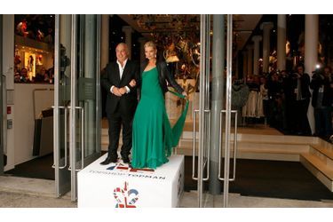 Hier, la chaîne de boutiques Topshop inaugurait son premier magasin à New-York en grandes pompes. A cette occasion, Kate Moss, qui vient de signer sa neuvième collection pour l’enseigne britannique, était bien sûre aux premières loges, aux côtés du milliardaire Sir Philip Green, propriétaire de la marque.